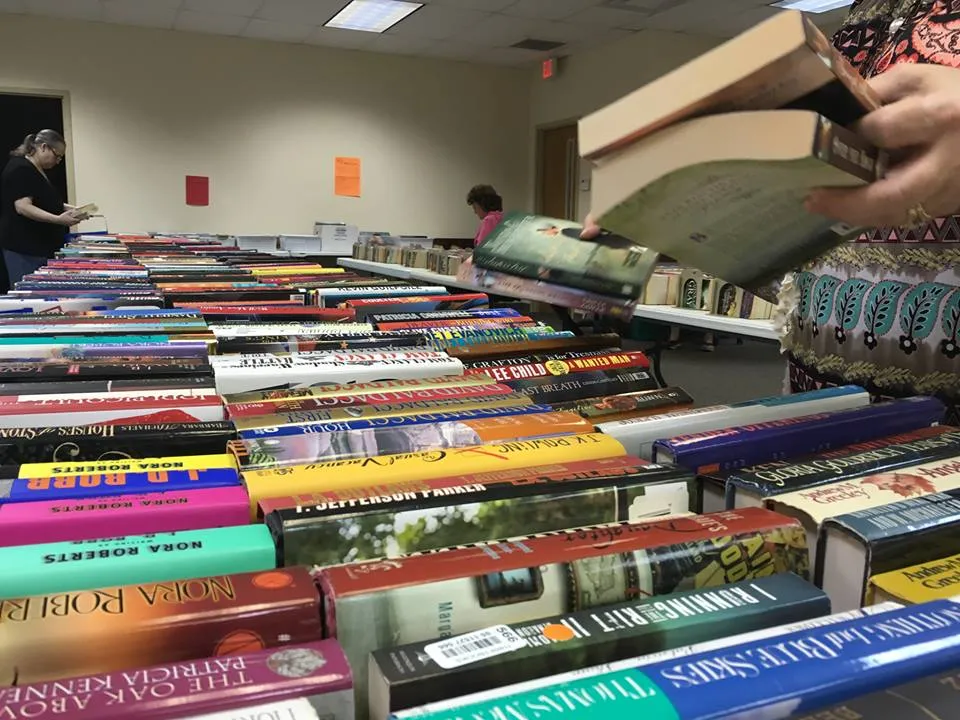 Mesas cubiertas de libros a la venta en una Book Sale de Friends of the Library