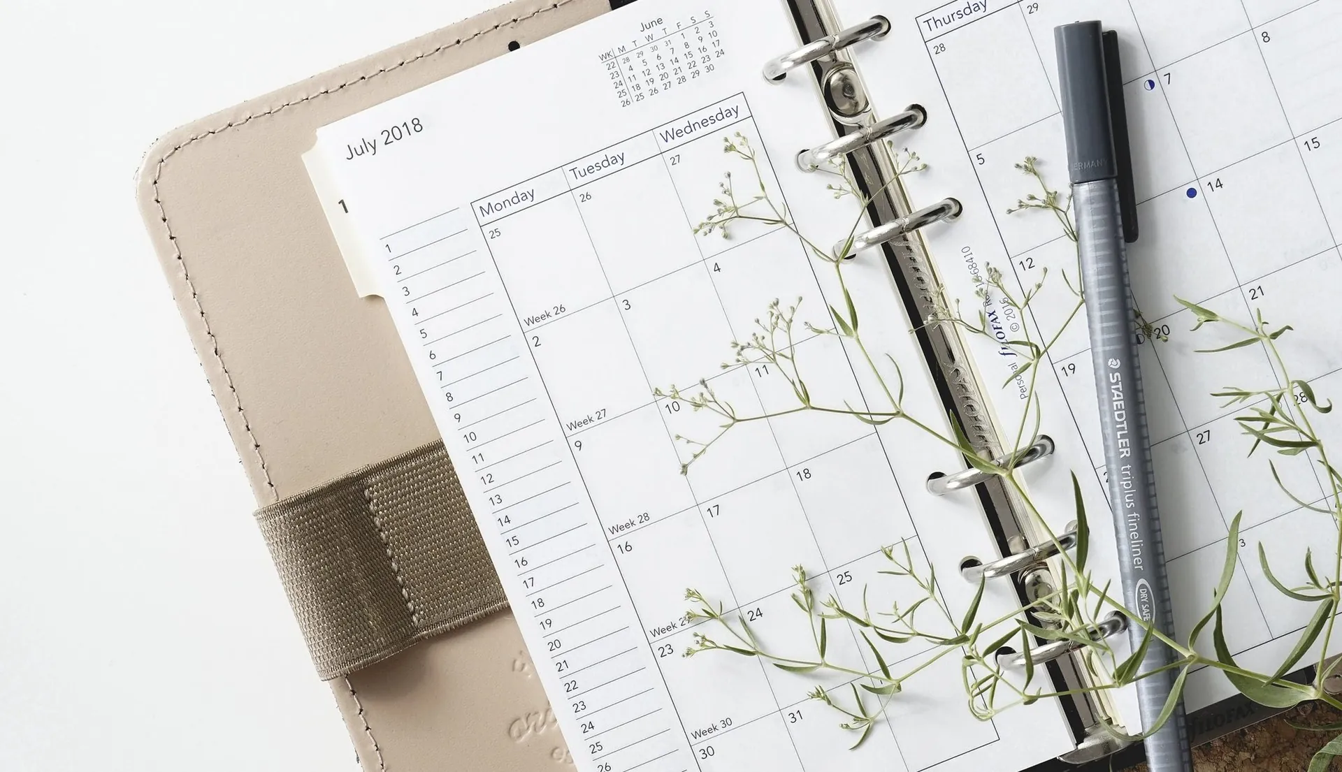 Una agenda abierta con una pluma