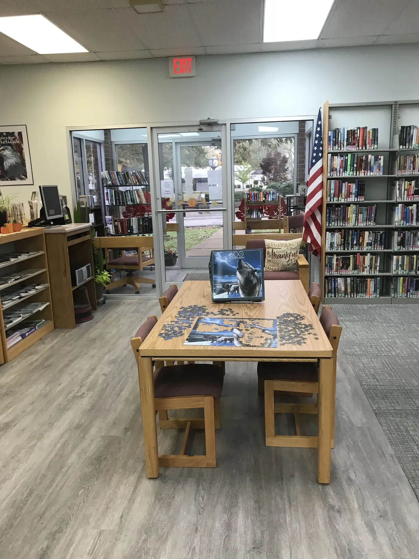 Mesa de lectura con rompecabezas en la renovada biblioteca de Loretto