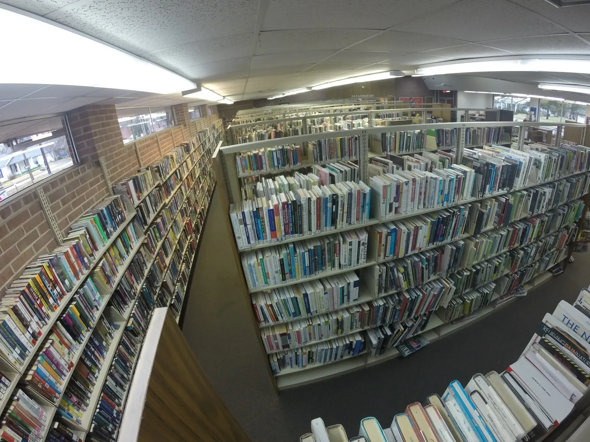 Largas hileras de estanterías dentro de la biblioteca de Lawrenceburg