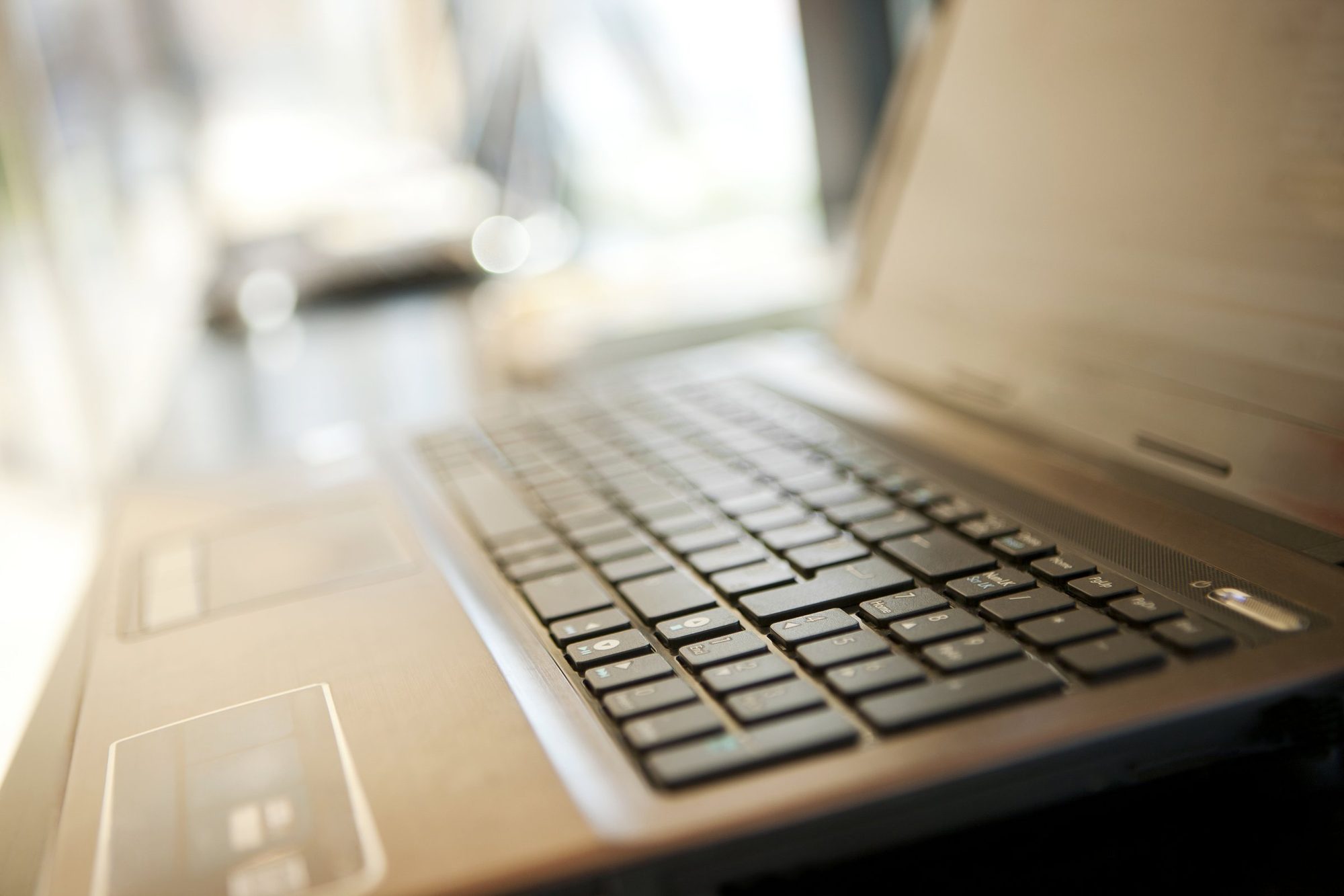 Una computadora portátil sobre un escritorio