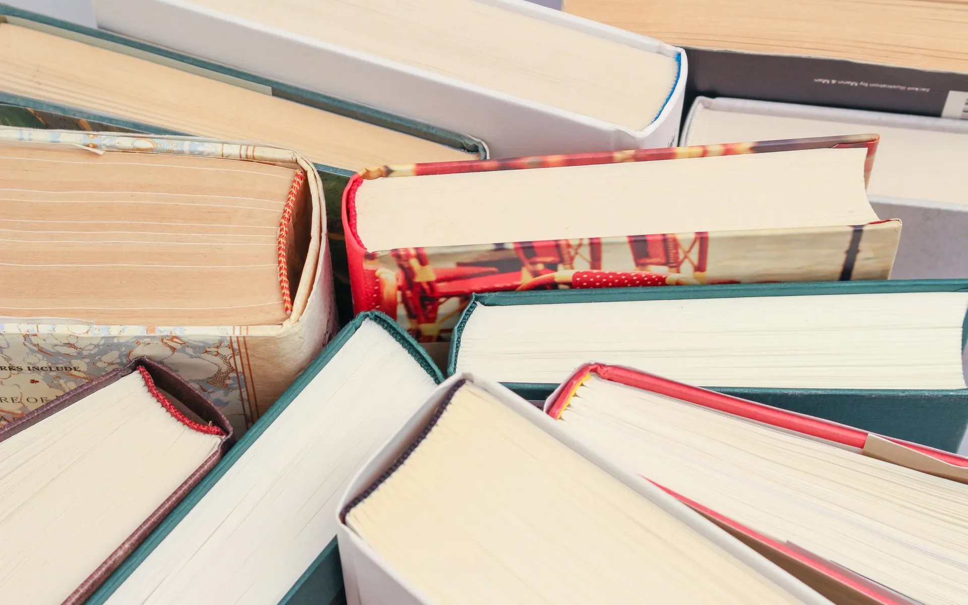 Un montón de libros de tapa dura muy usados